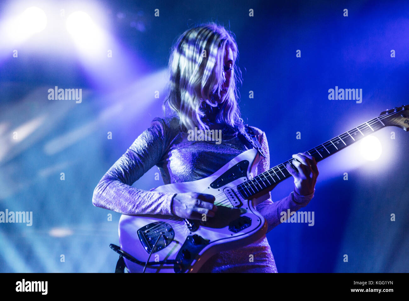 Il danese alternative rock duo buio cala consiste di due musicisti Josephine Philip e Ina Lindgreen (nella foto) che qui esegue un concerto dal vivo presso la musica spagnola e art festival Sónar Festival 2015, che è stato ampliato in Danimarca come Sónar Copenhagen. Danimarca, 13/03 2015. Foto Stock