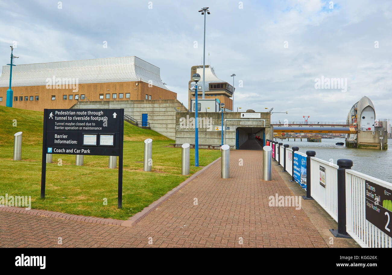 Thames Barrier centro di controllo e il tunnel per il Thames Path, Greenwich, London, Regno Unito Foto Stock