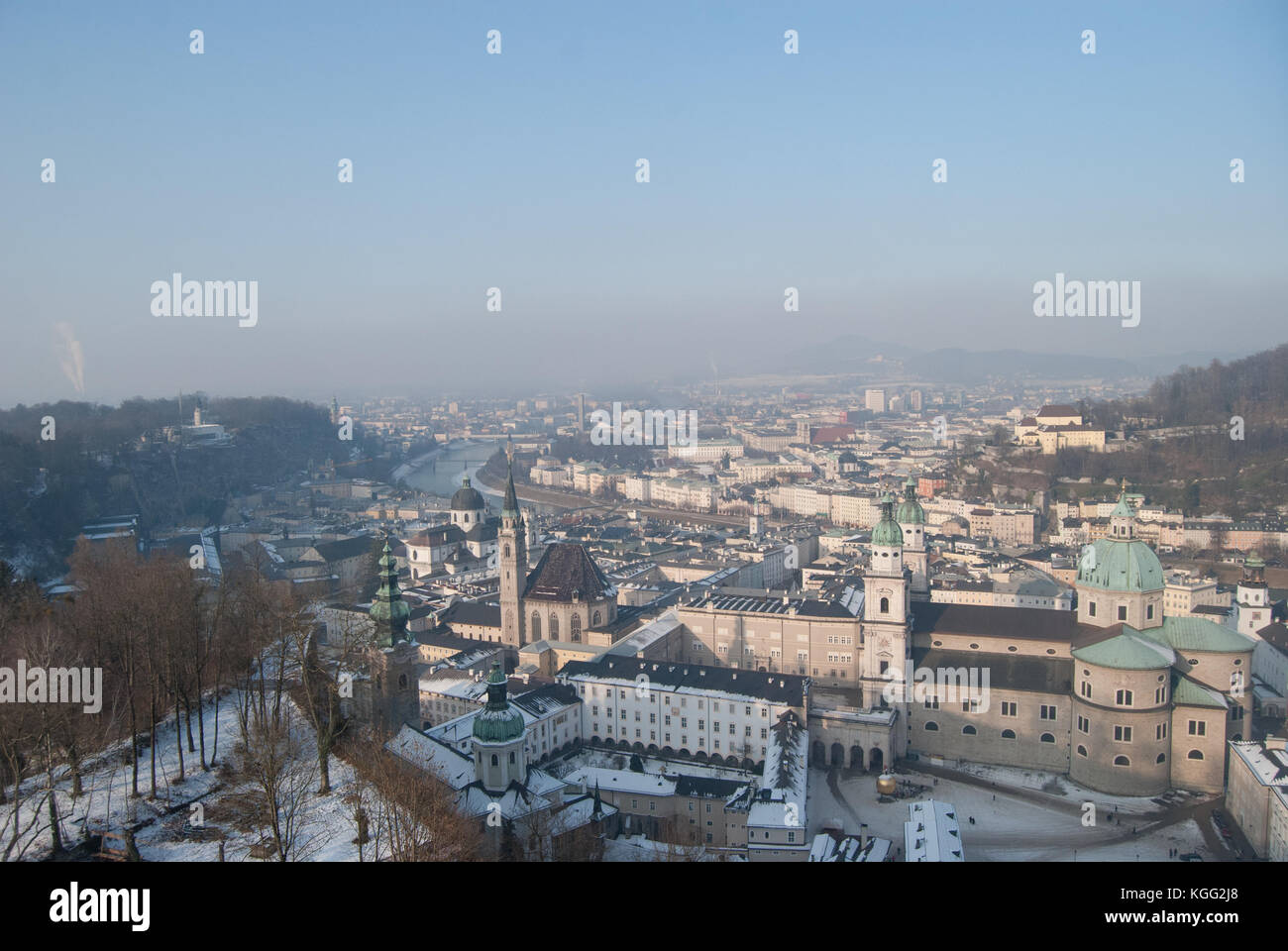 Vista su Salisburgo dalla vicina montagna in inverno nebbioso giorno Foto Stock