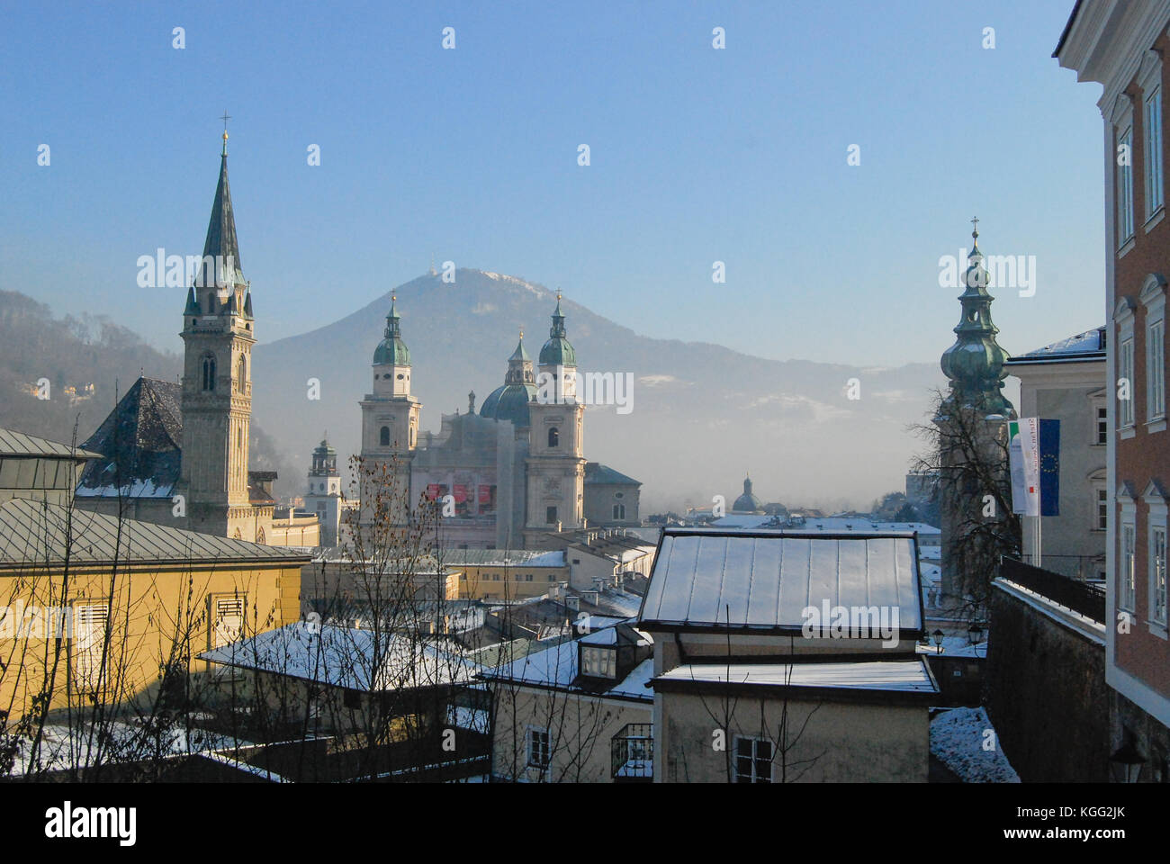 Salisburgo in Inverno. vista da sopra, castello Hohensalzburg Foto Stock