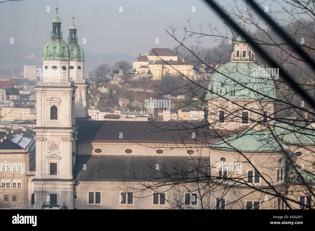 Salisburgo in Inverno. vista da sopra il duomo di Salisburgo Foto Stock