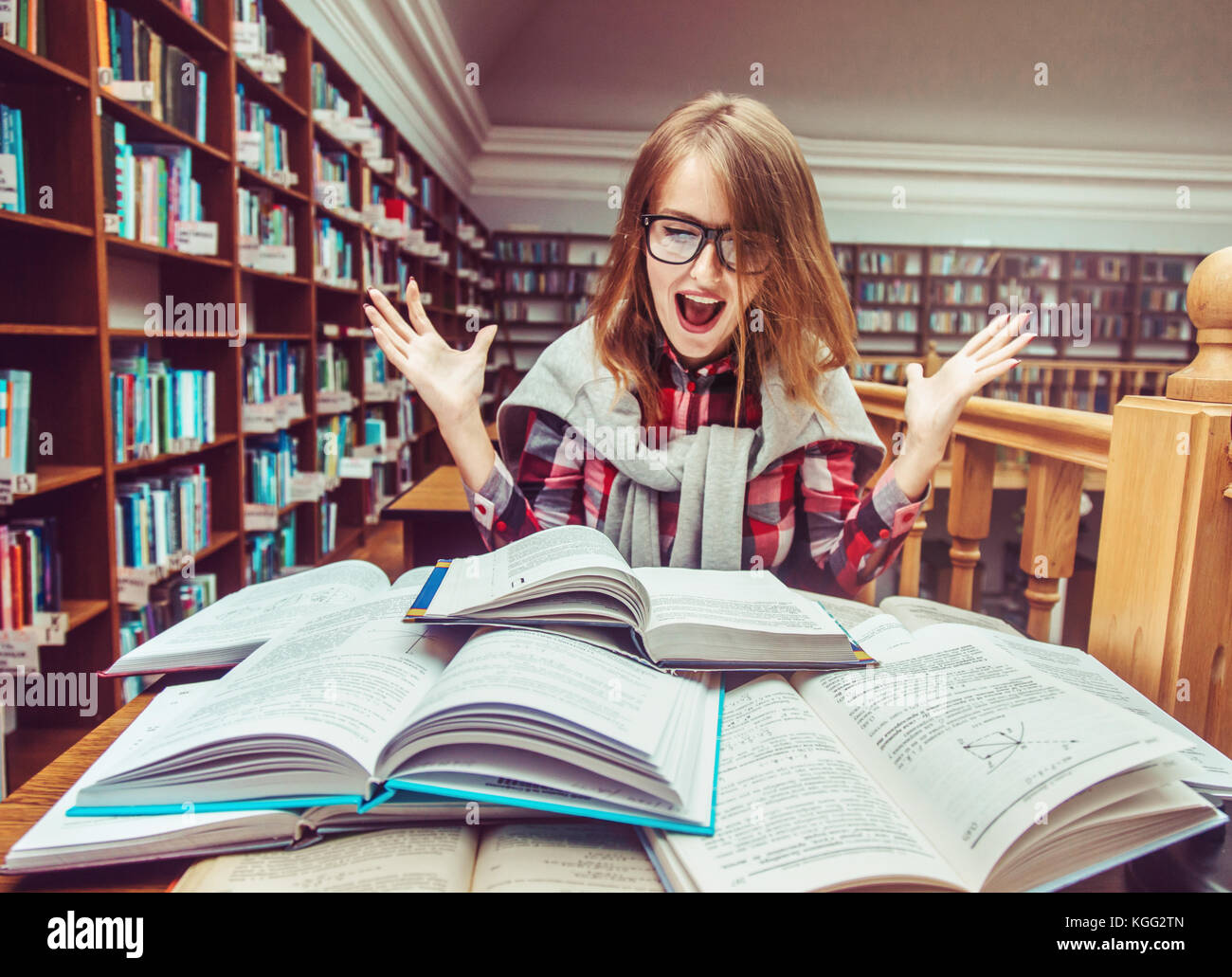 Ragazza di successo studiare in biblioteca Foto Stock
