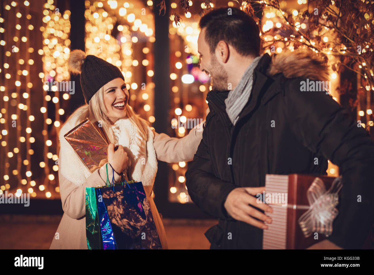 Giovane bella giovane incontra sulla strada, una passeggiata attraverso la città e divertirsi acquistando i regali di Natale nel centro commerciale della citta'. Foto Stock