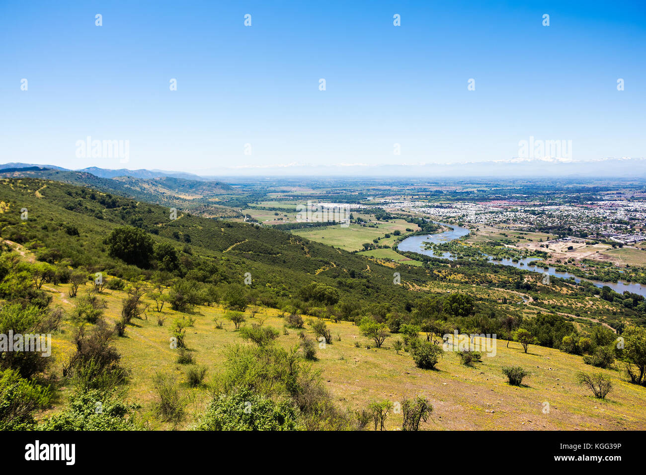 Vista sulle montagne, il fiume e la città di Talca, Cile Foto Stock