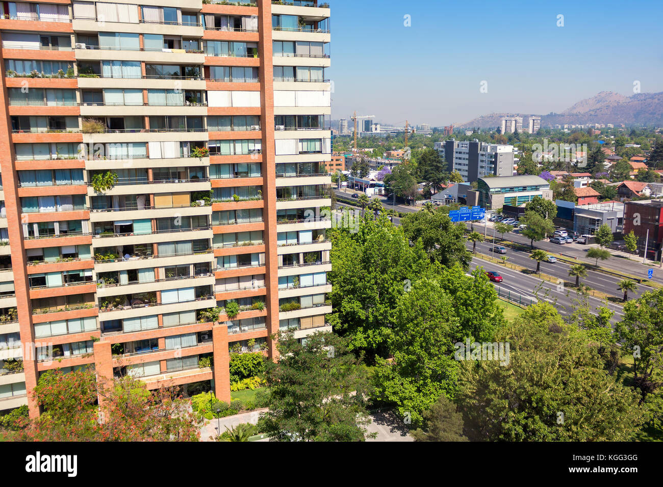 Balcone vista verso il quartiere di Las Condes comune a Santiago del Cile Foto Stock