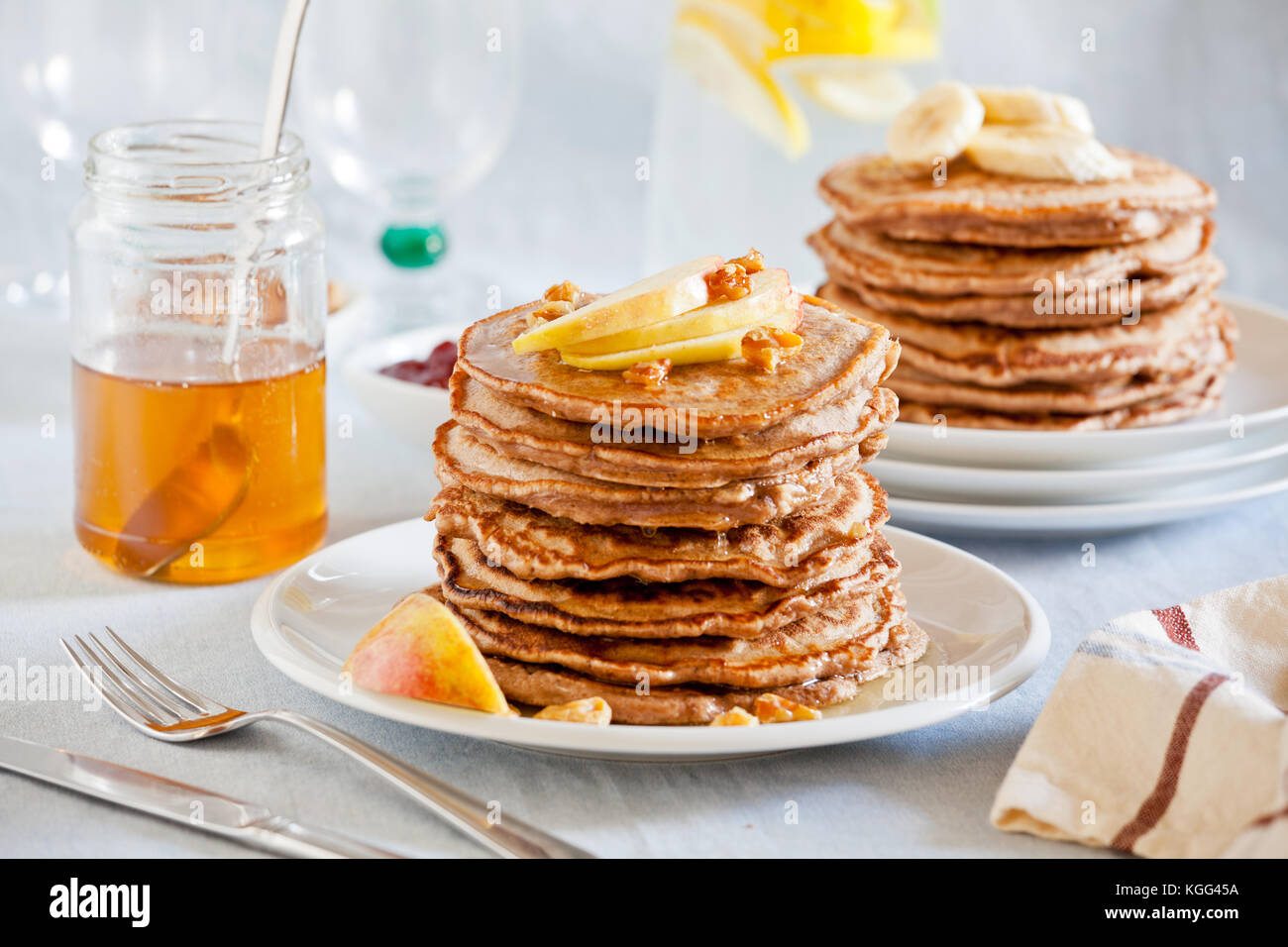 Pila di fatti in casa di grano intero pancake con frutta e noci Foto Stock