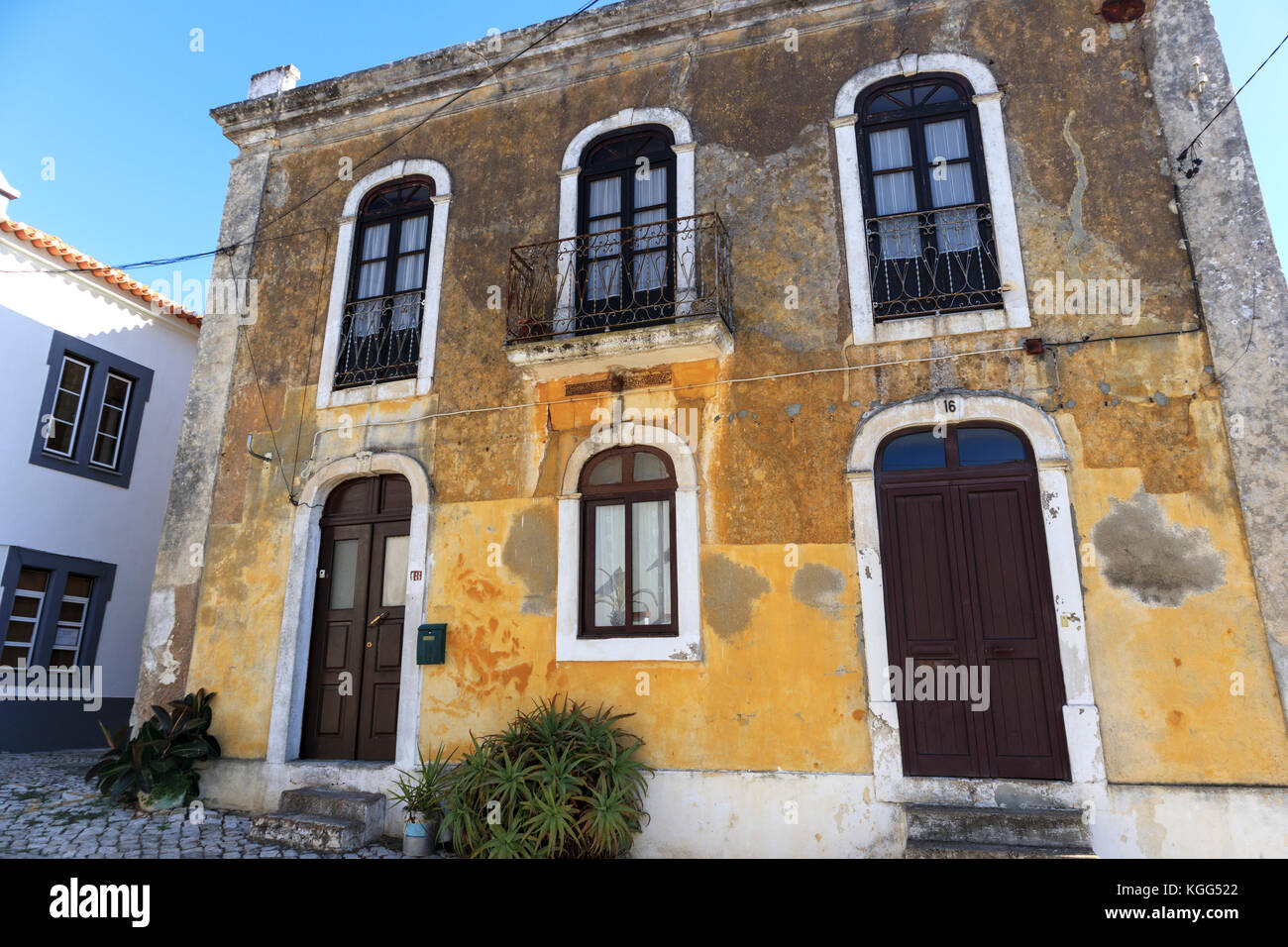 Weathered facciata di edificio nella città di Vermelha, Portogallo Foto Stock