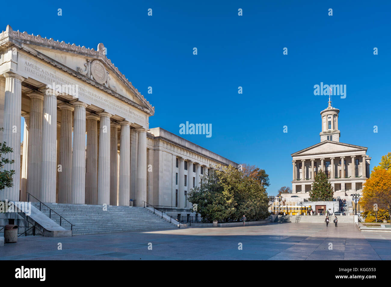 Plaza legislativa con il Tennessee Assemblea Generale edificio sulla sinistra e il Campidoglio a destra, Nashville, Tennessee, Stati Uniti d'America Foto Stock
