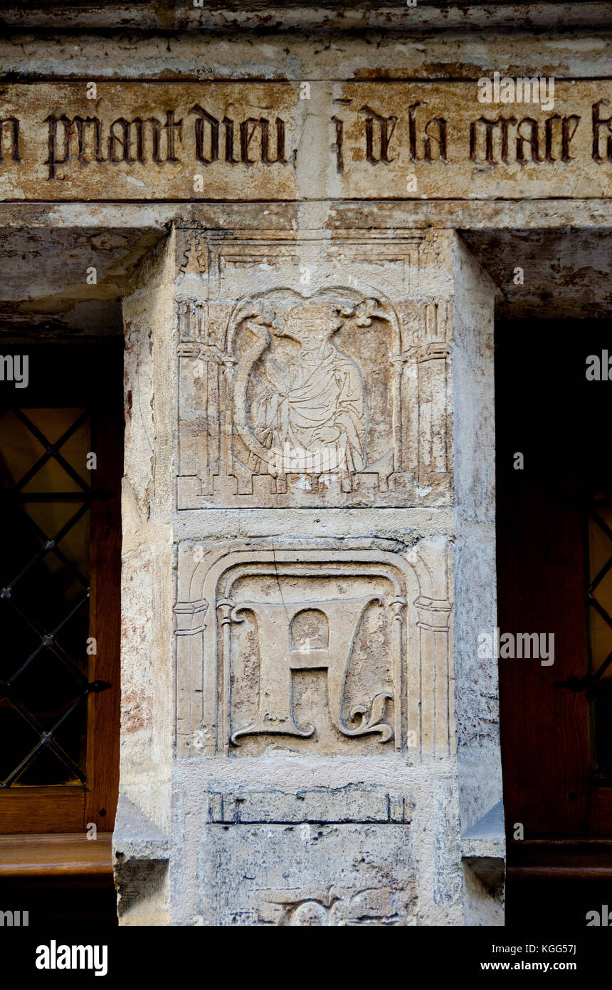 Parigi, Francia. Casa di Nicolas Flamel al n. 51 di Rue de Montmorency. Più vecchia casa di pietra in Parigi. Costruito 1407, ora un ristorante. Pietra scolpita facciata de Foto Stock