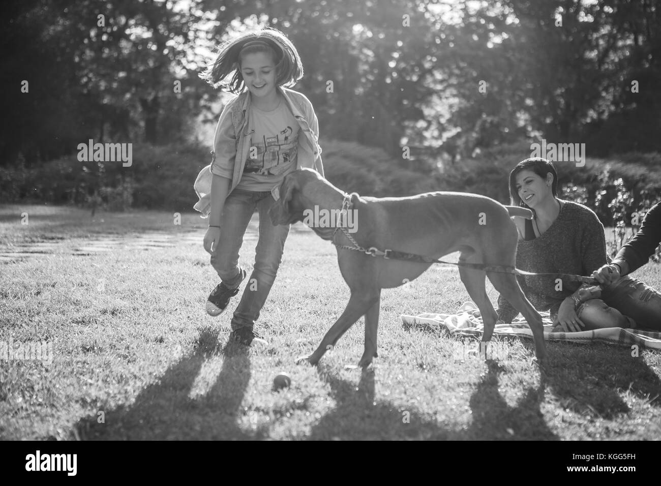 Immagine in bianco e nero di famiglia felice di tre giocando in pa Foto Stock