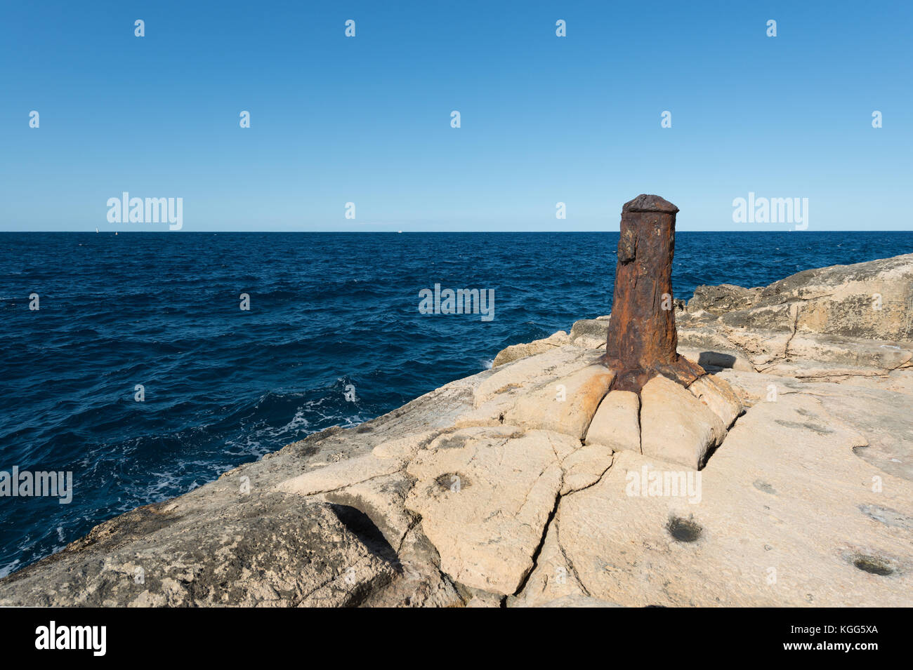 Vecchio bollard sulla costa rocciosa di la Valletta (Malta) Foto Stock