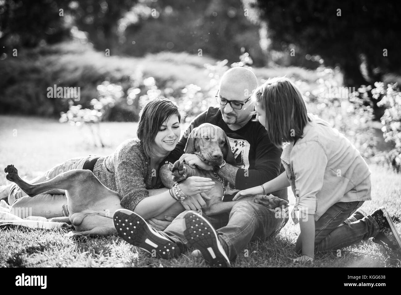 Bella splendida famiglia di tre persone che giocano nel parco con thei Foto Stock