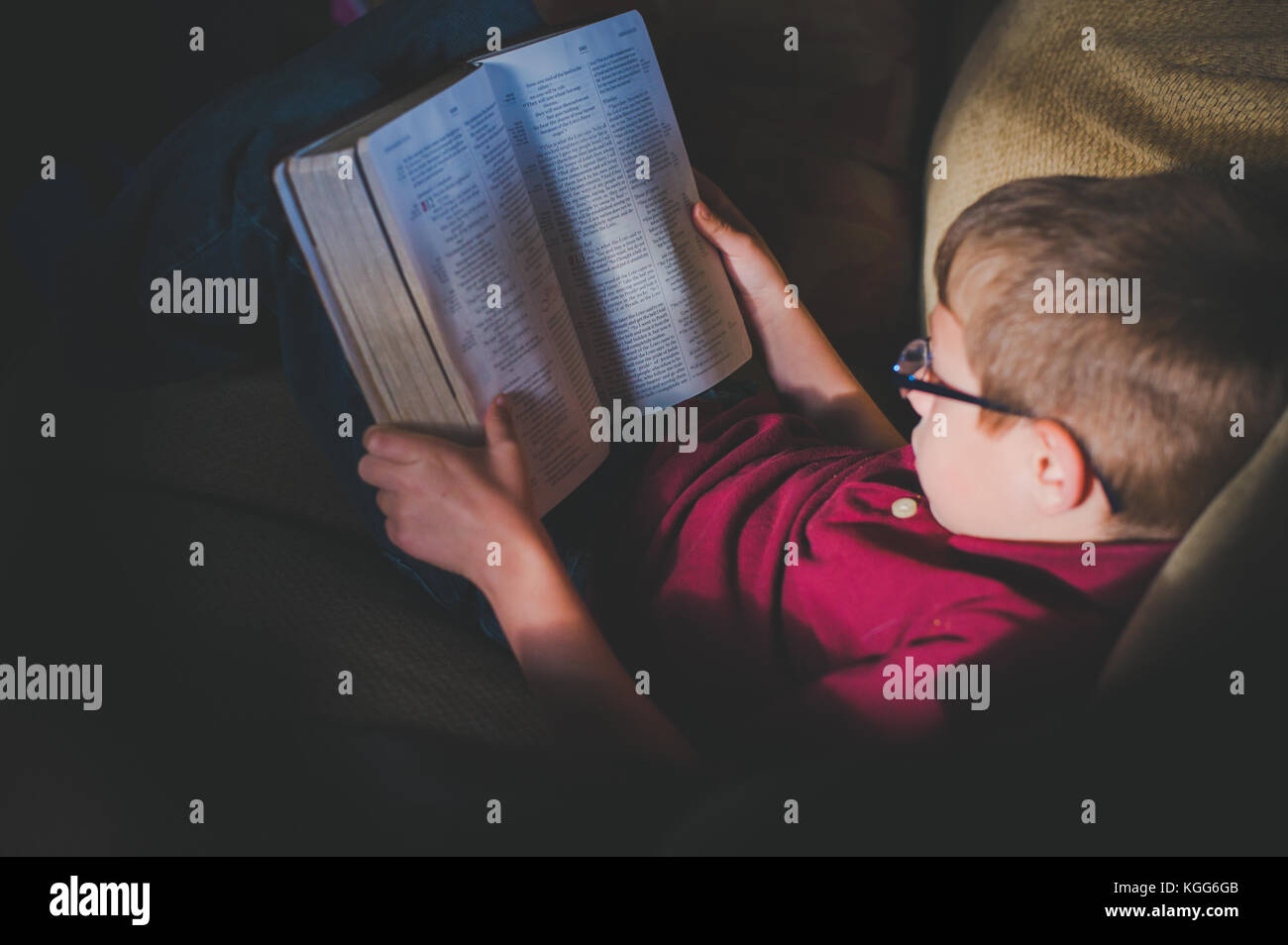 10-11 anno vecchio ragazzo la lettura di un libro Foto Stock