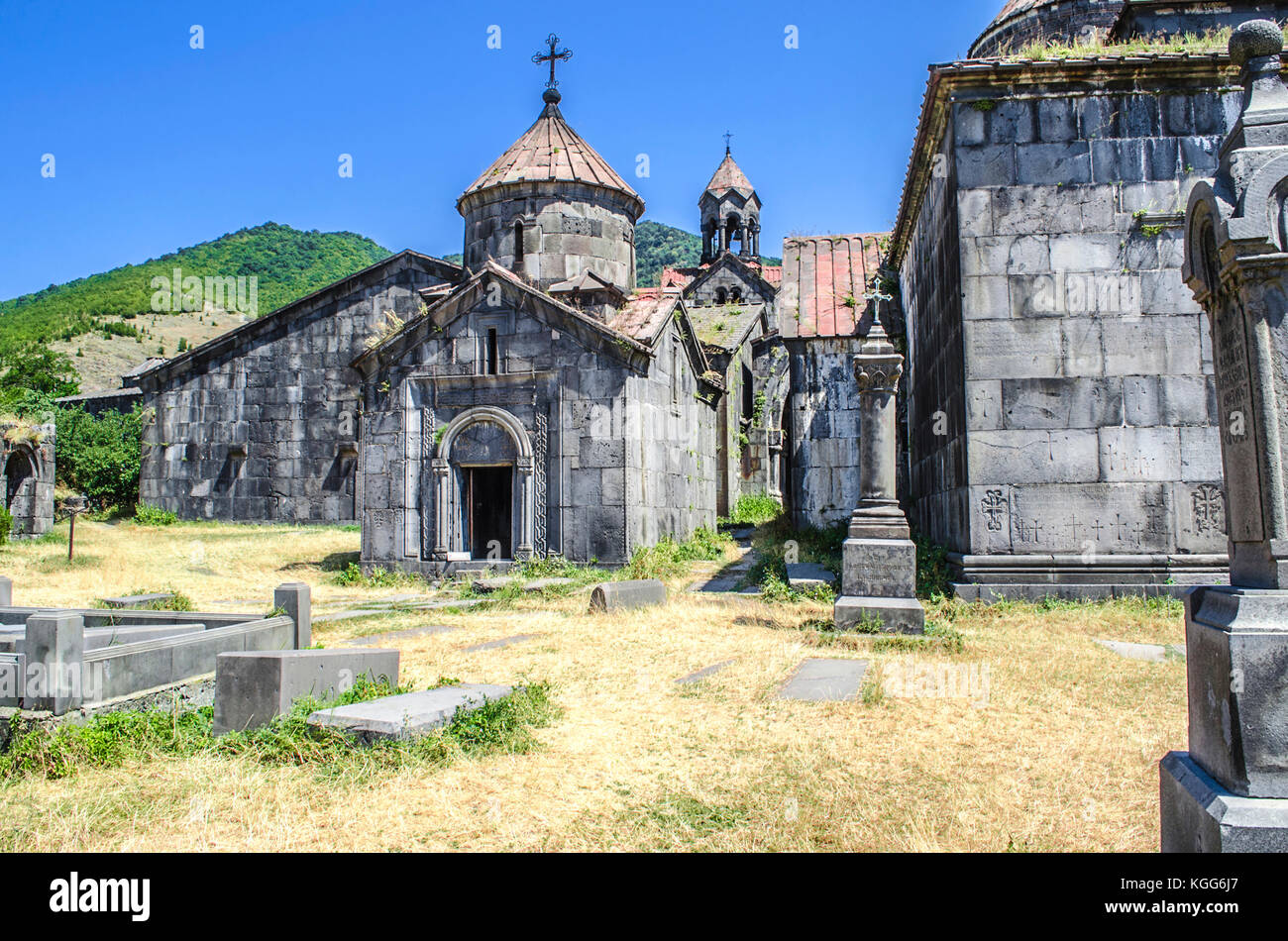 Chiesa della Beata Vergine e una vista delle tre navate campanile sul territorio del monastero di haghpat Foto Stock