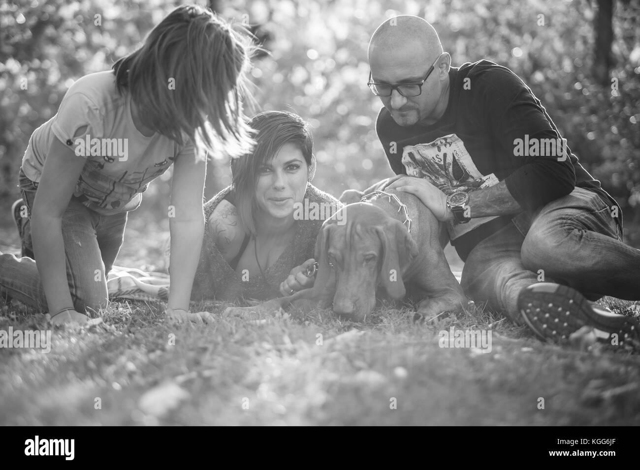 Bella splendida famiglia di tre persone che giocano nel parco con thei Foto Stock