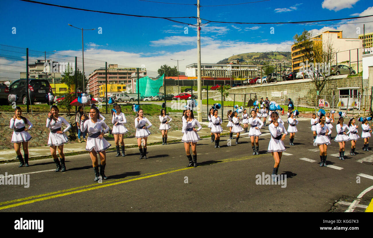 Quito, Ecuador - 23 ottobre 2017: un gruppo di giovani studenti di scuola le ragazze in marzo in quito festivita' parade Foto Stock