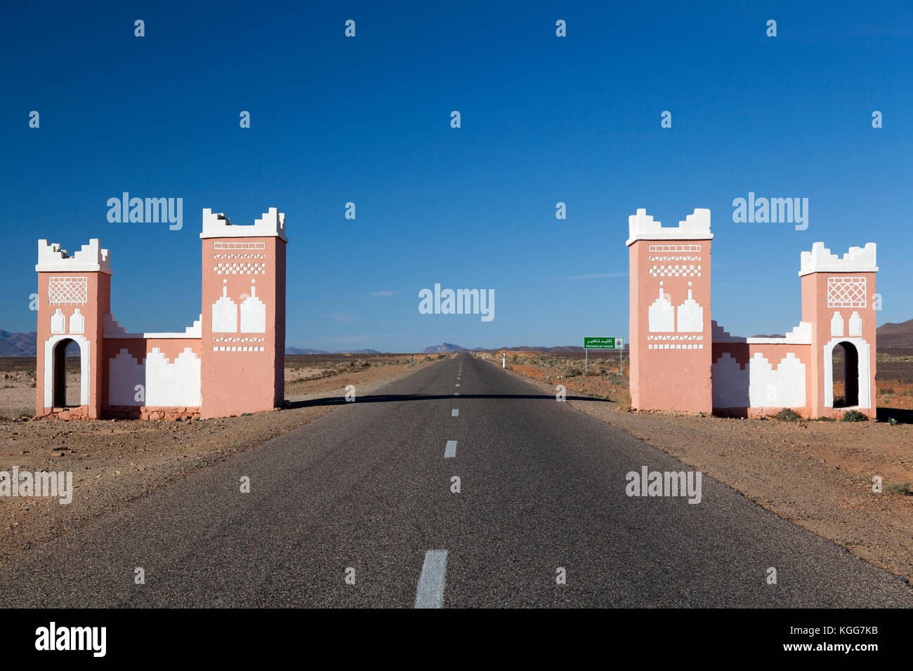 Il Marocco, gateway di marcatori per la regione di Tinghir andando verso le montagne Atlas. Foto Stock