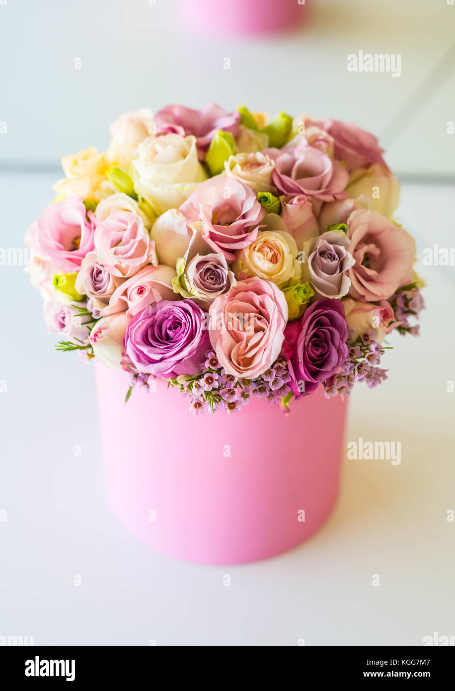 Bouquet di fiori multicolori rose in elegante confezione regalo. Foto Stock