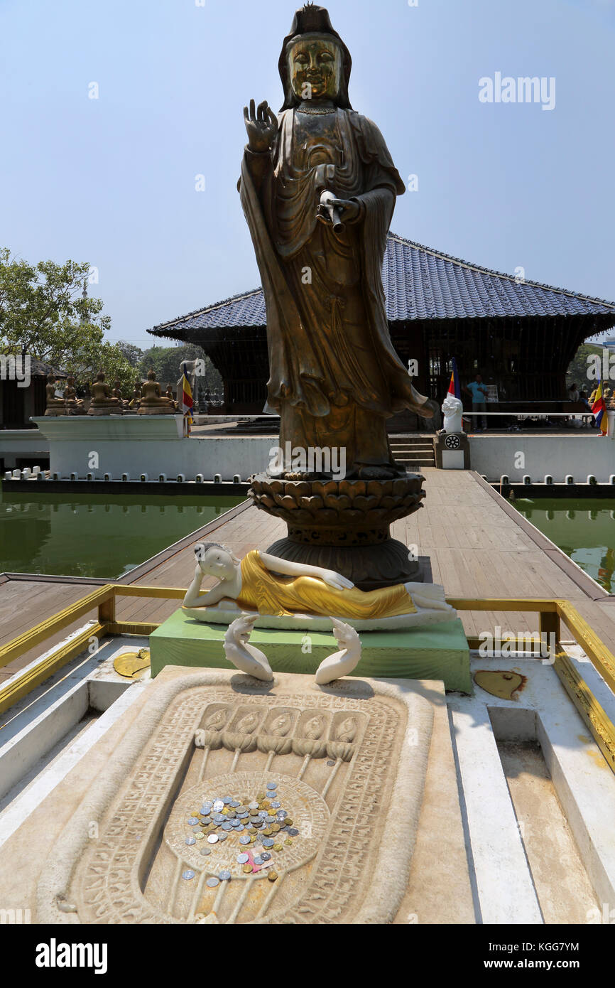 Seema Malaka Tempio Colombo Sri Lanka Statua di Guanyin e il Buddha di impronta Foto Stock