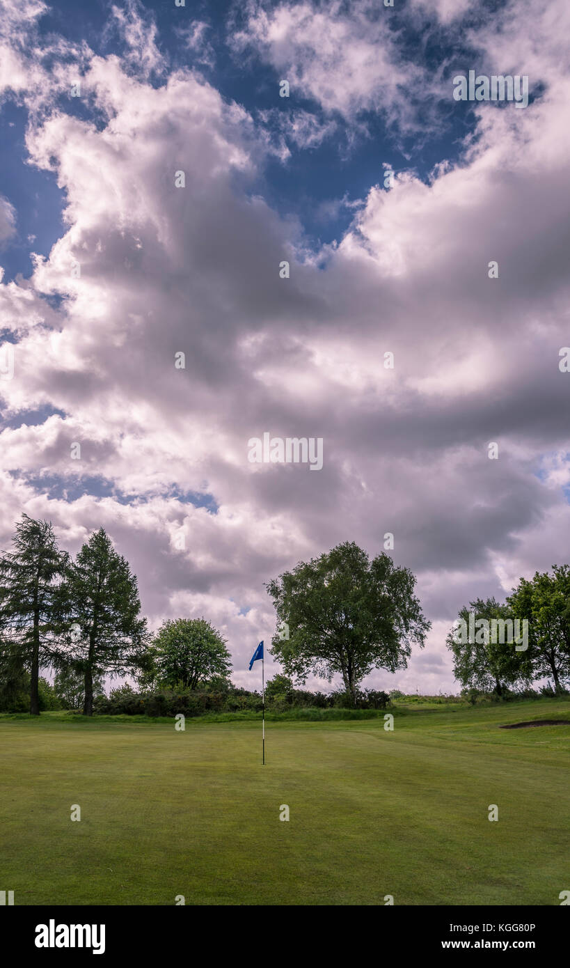 Cielo blu e soffici nuvole bianche oltre il sedicesimo verde a Manchester Golf Club, England Regno Unito Foto Stock