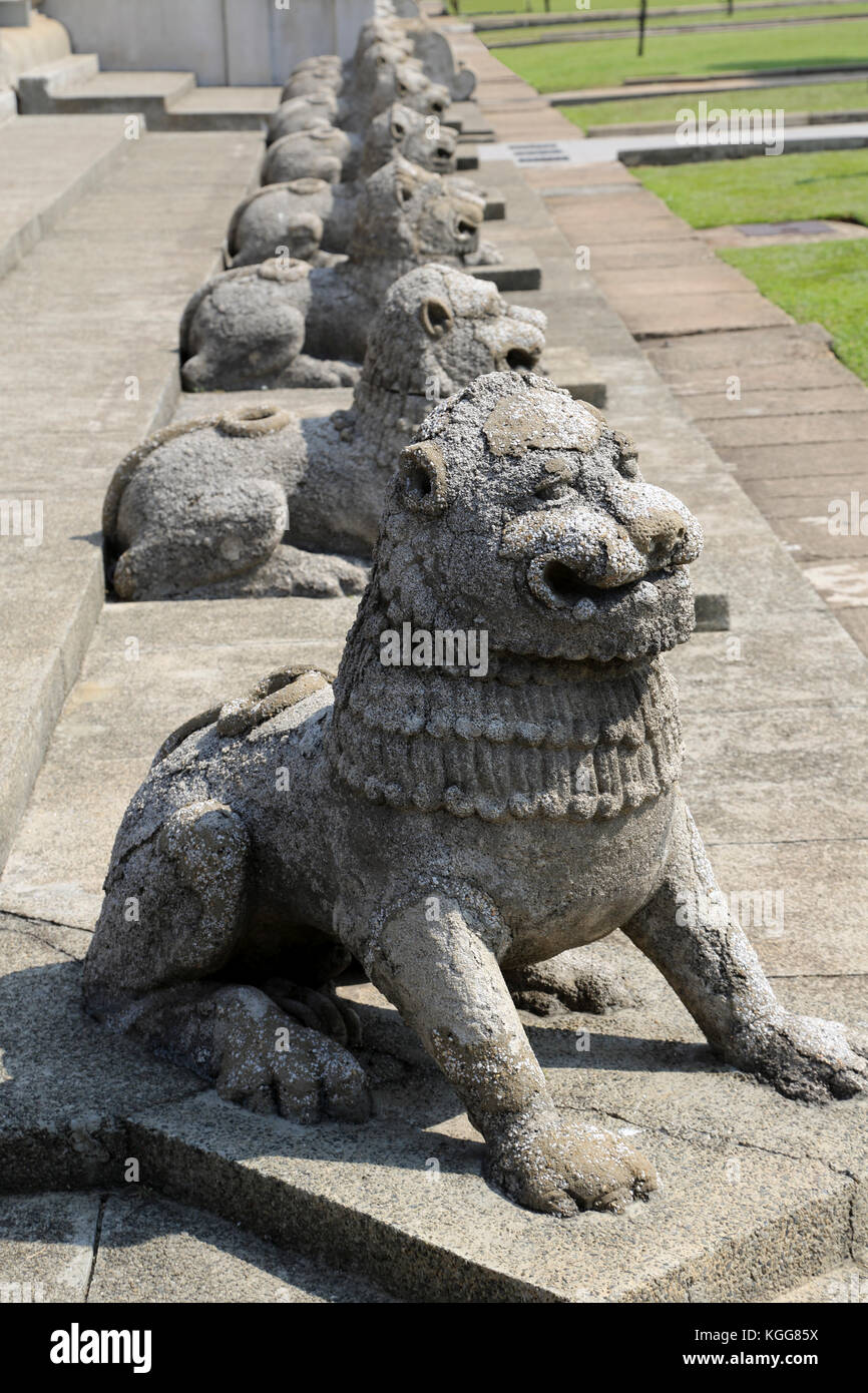 Una fila di lion statue indipendenza commemorazione hall giardini di cannella colombo sri lanka Foto Stock