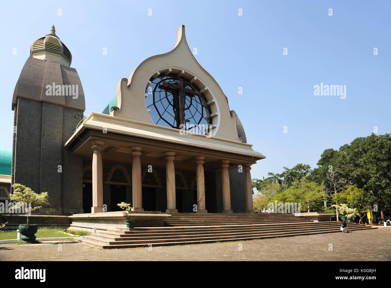 Basilica di Nostra Signora di Lanka tewatte ragama sri lanka donna orante ai piedi delle scale vicino all'ingresso della chiesa Foto Stock
