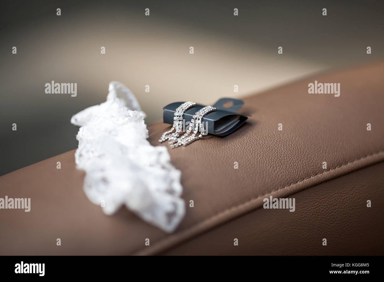 Bridal Accessories - bianca cucita garter e orecchini in argento Foto Stock