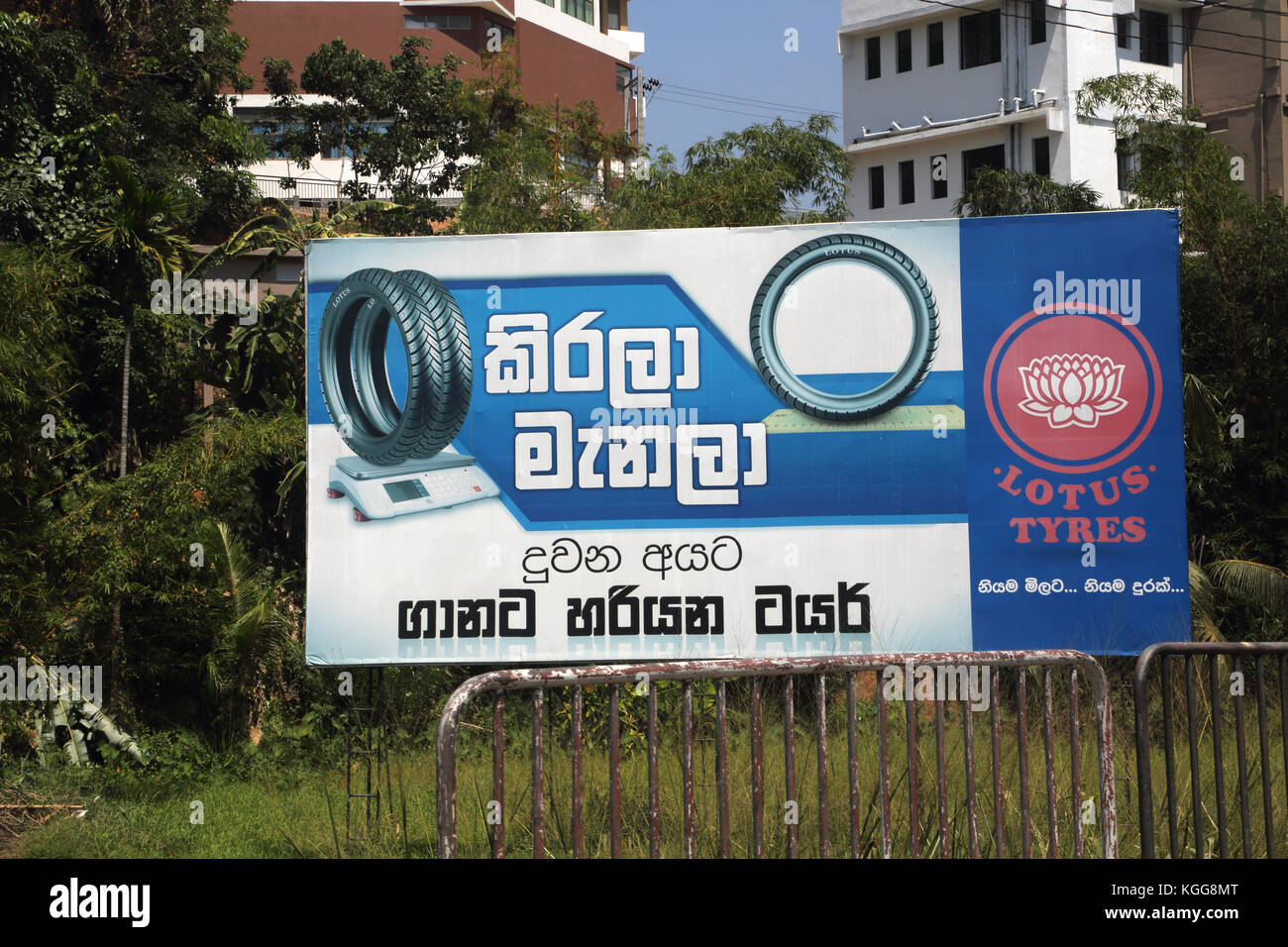 Strada di Kandy Sri Lanka cartellone pubblicitario per Lotus pneumatici Foto Stock