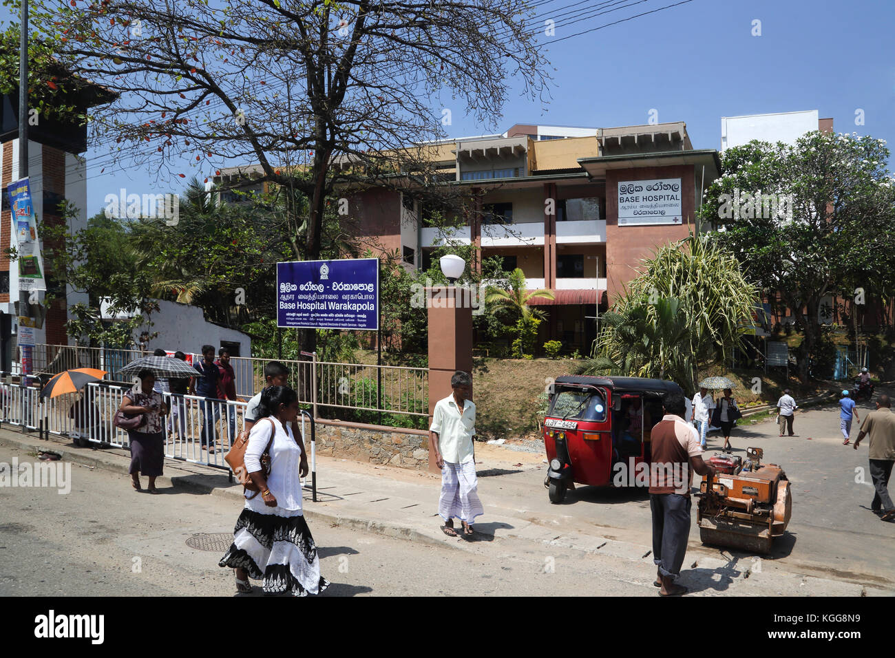 Warakapola Kandy Road Sri Lanka la gente a piedi dall'ospedale Base Foto Stock
