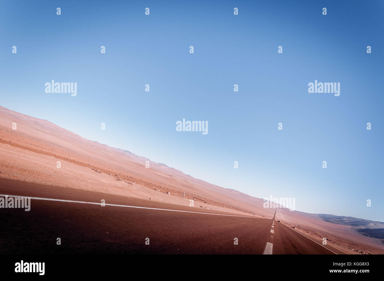 Strada nel deserto di Atacama, Cile Foto Stock