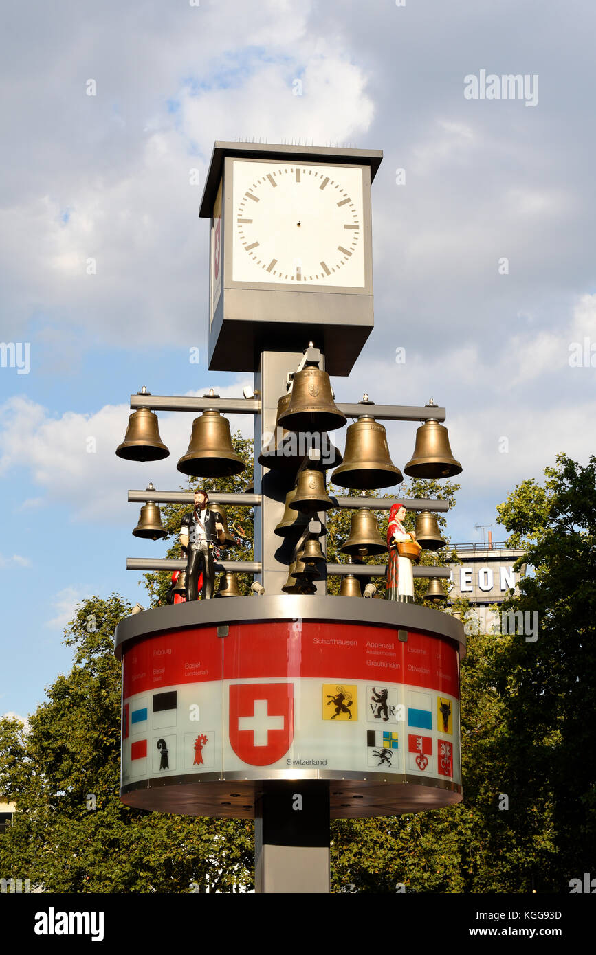 Glockenspiel in tribunale svizzero Leicester Square Londra riprogettato e restaurato dagli orologiai Smith di Derby. Campane e figure in Svizzera Foto Stock