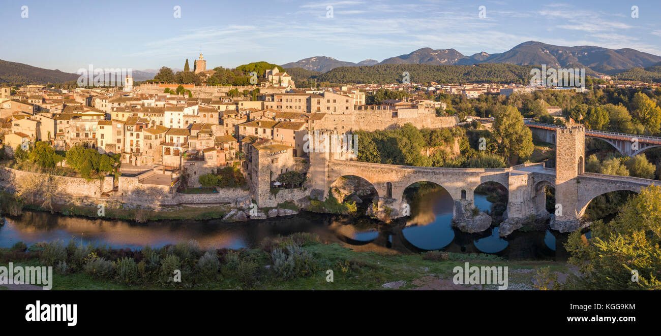 Vista aerea della città medievale di besalu a sunrise, Spagna Foto Stock