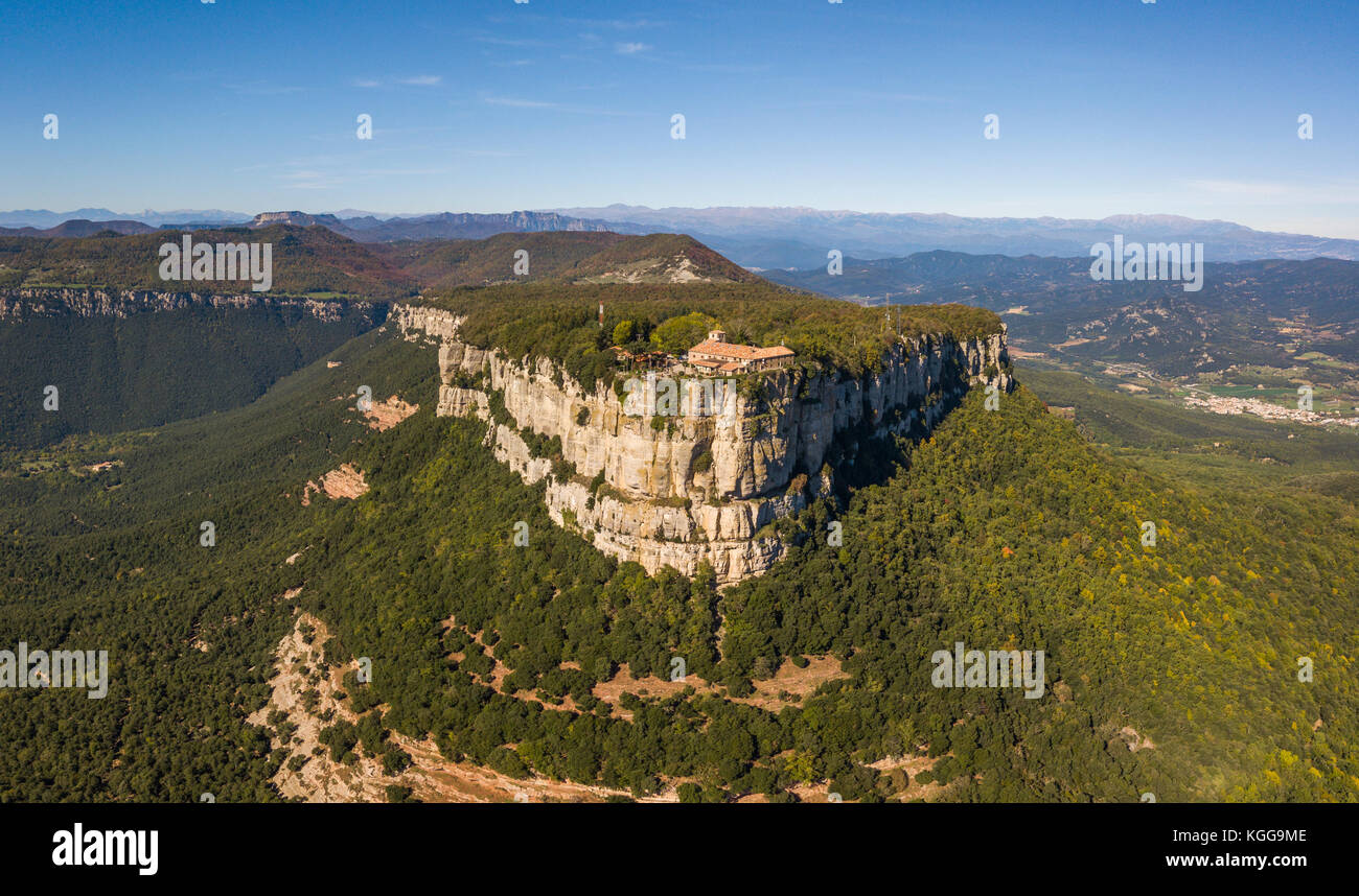 Vista aerea di el Santuario lontano sulla montagna del massiccio guilleries, Catalogna, Spagna Foto Stock