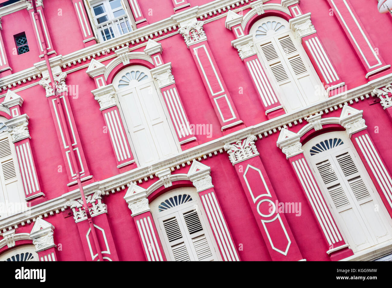 Red edificio di stile coloniale in Singapore Chinatown. Queste unità affascinante erano tipici di pre-seconda guerra mondiale era nativo di architettura a Singapore il patrimonio Foto Stock