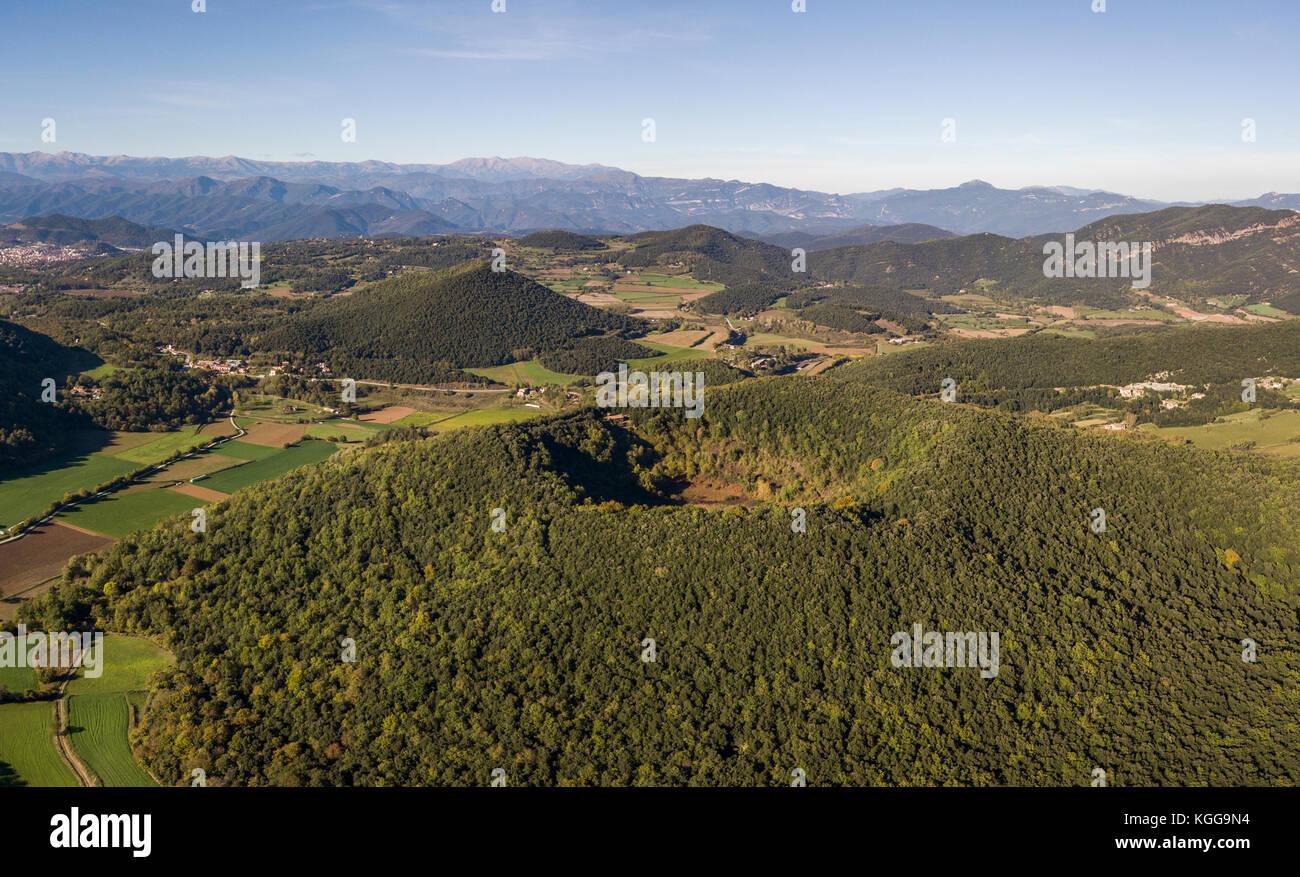 Vista aerea della Garrotxa zona vulcanica del parco naturale e Santa Margarida vulcano in primo piano, Spagna Foto Stock