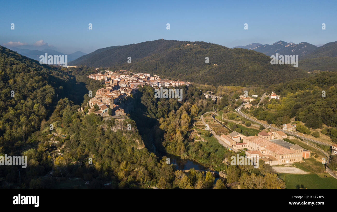 Vista aerea di castellfollit de la Roca Village scogliera in Catalogna, Spagna Foto Stock