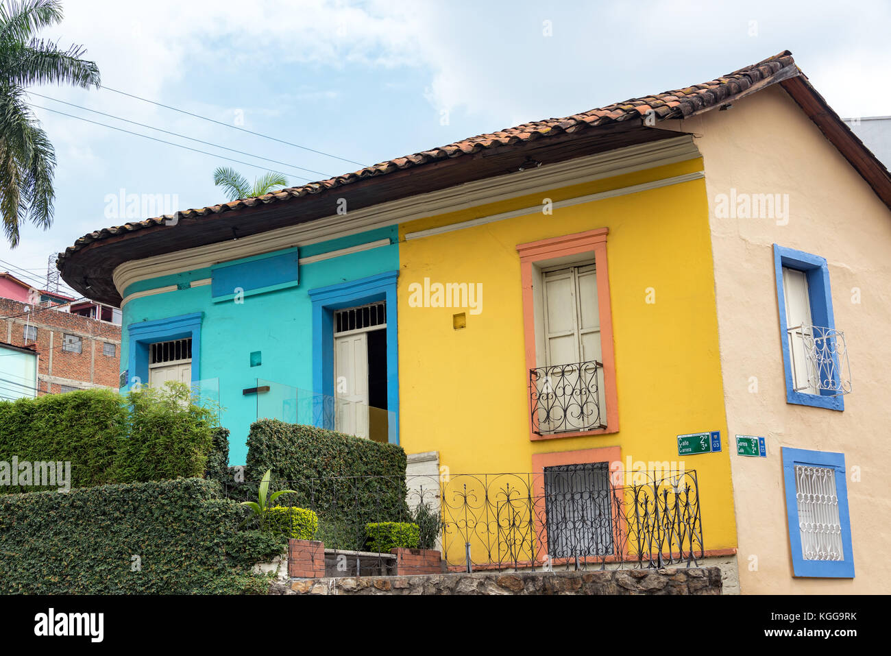 Vista di un bellissimo edificio colorato nel centro di Cali, Colombia Foto Stock