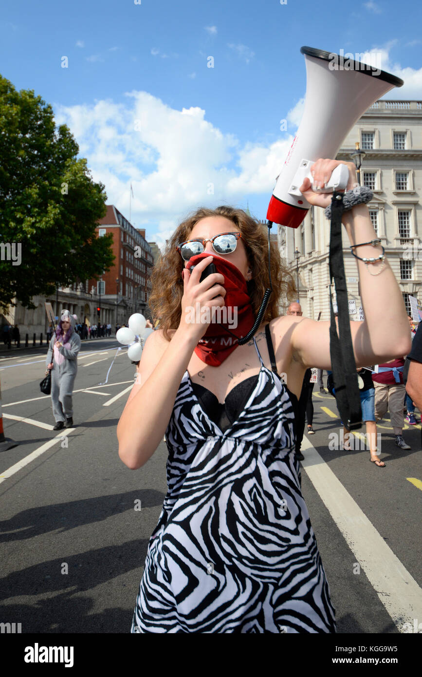 Femmina attivista vegano urlando attraverso il megafono forte megafono in Whitehall London durante un animale diritti manifestazione di protesta rally marzo. Foto Stock