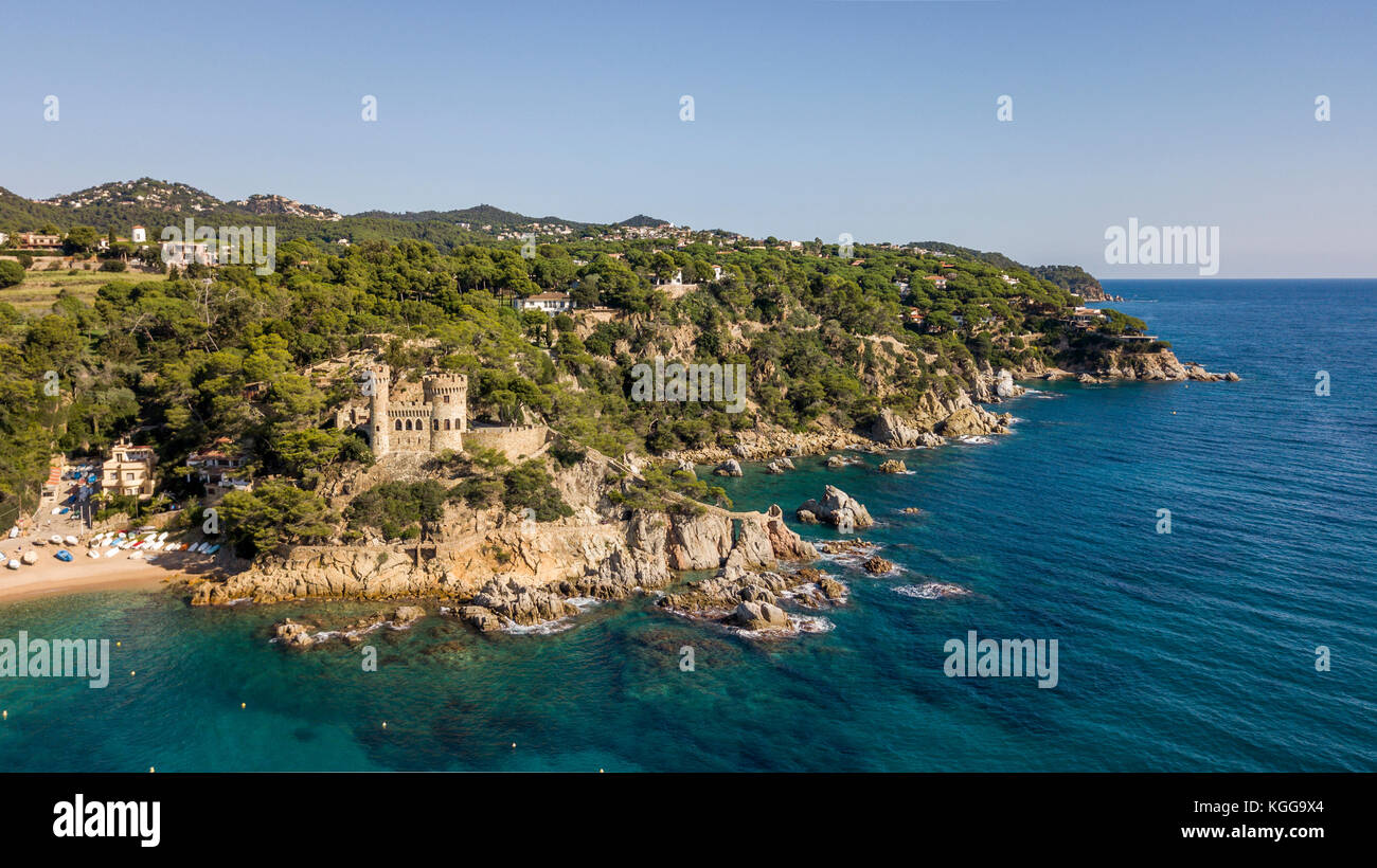 Vista aerea della costa brava costa vicino popolare località turistica di Lloret de Mar in Catalogna, Spagna Foto Stock