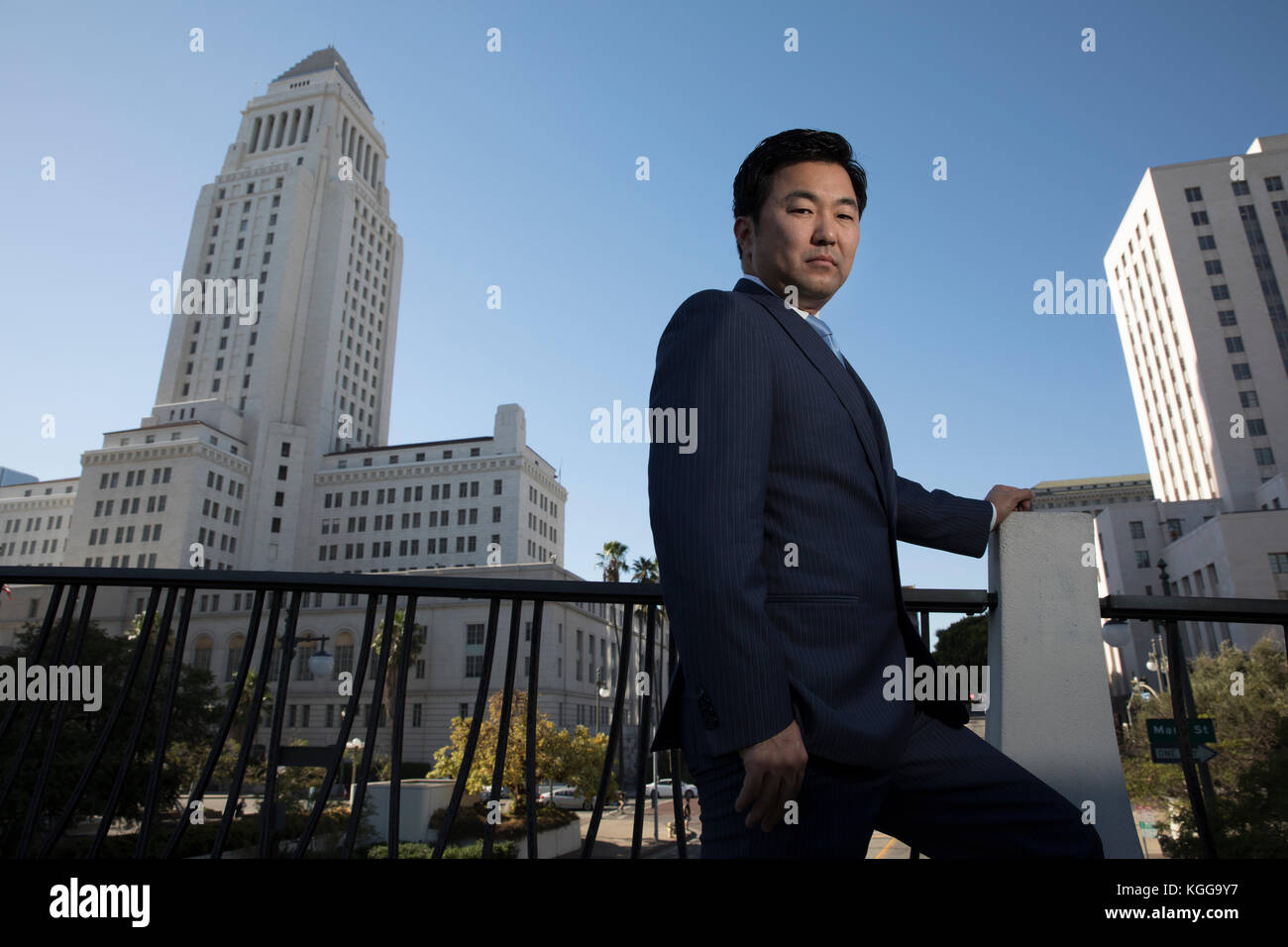 Consigliere david ryu fuori la city hall di los angeles Foto Stock