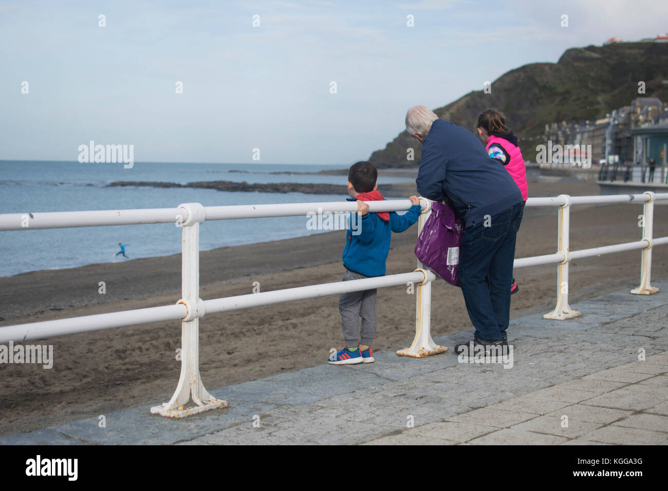 Il pull di aberystwyth Harbour (Famiglia guardando). harriet baggley : ottobre 2017 Foto Stock