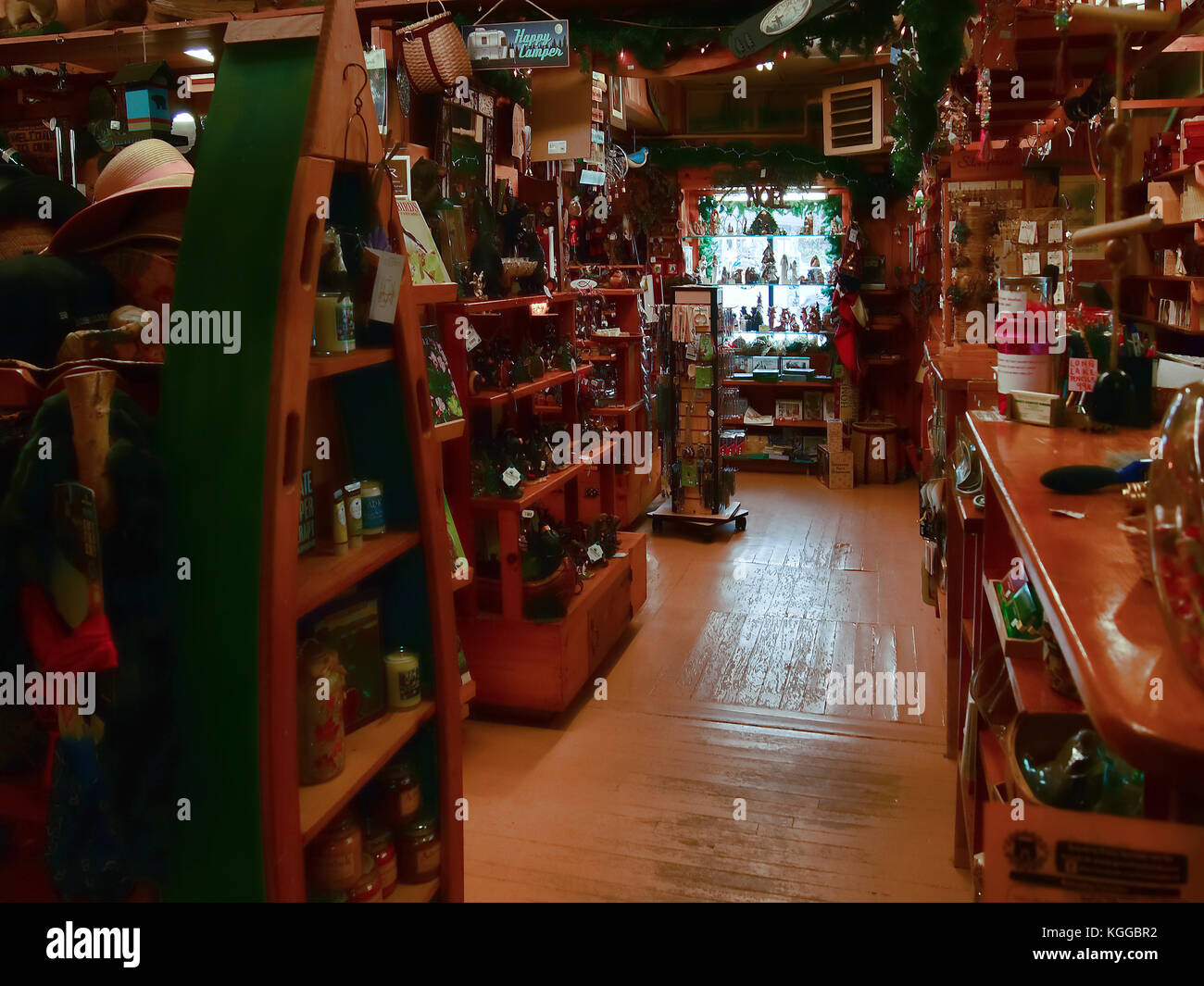 Lungo Lago , New York, Stati Uniti d'America. Novembre 4, 2017. Interno di Hoss's Country Corner, un dono e alimenta il negozio nella piccola città di Adirondack del lungo lago, Foto Stock