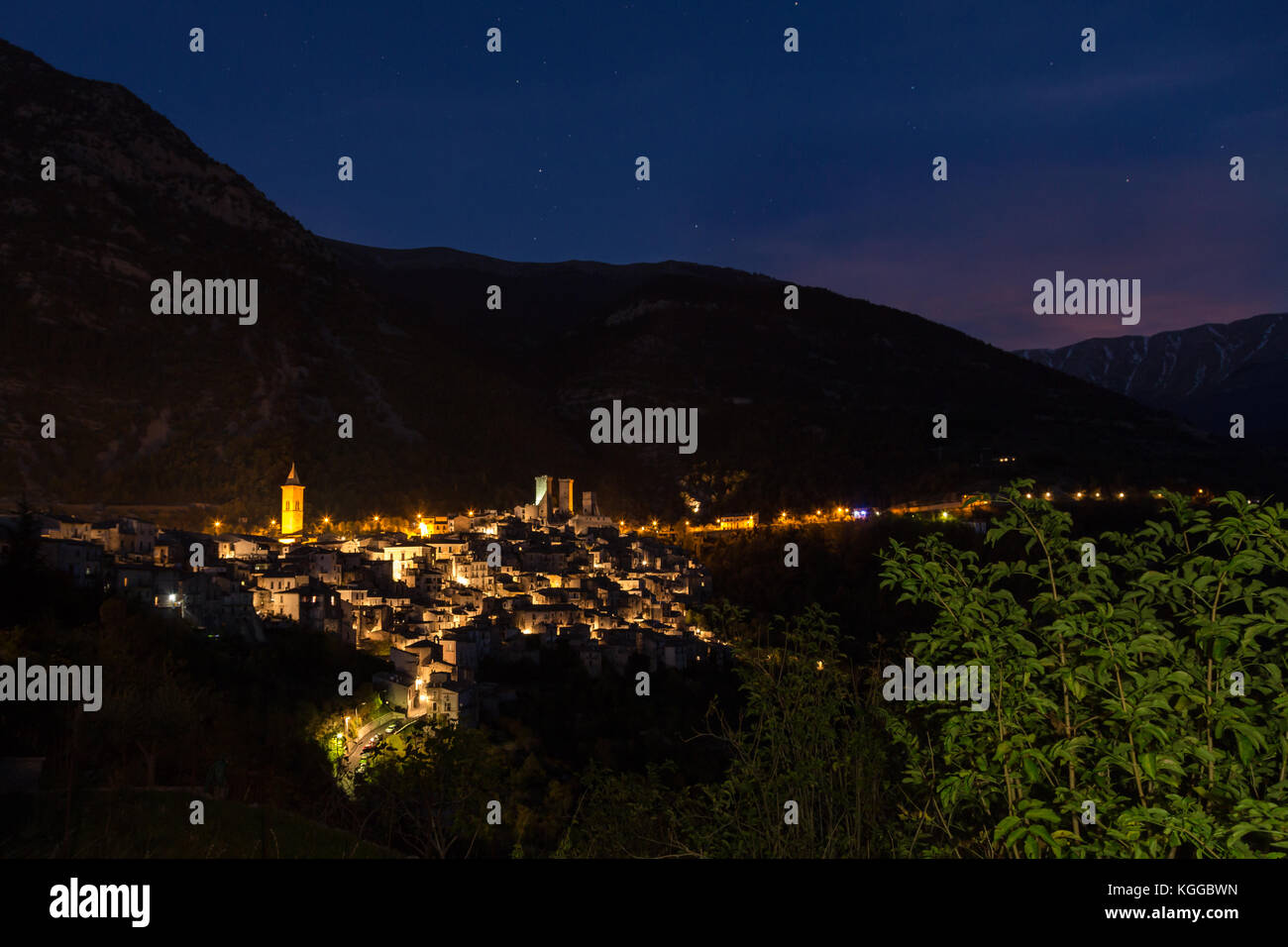 Pacentro (Abruzzo, Italia) - Una vista notturna della cittadina Foto Stock