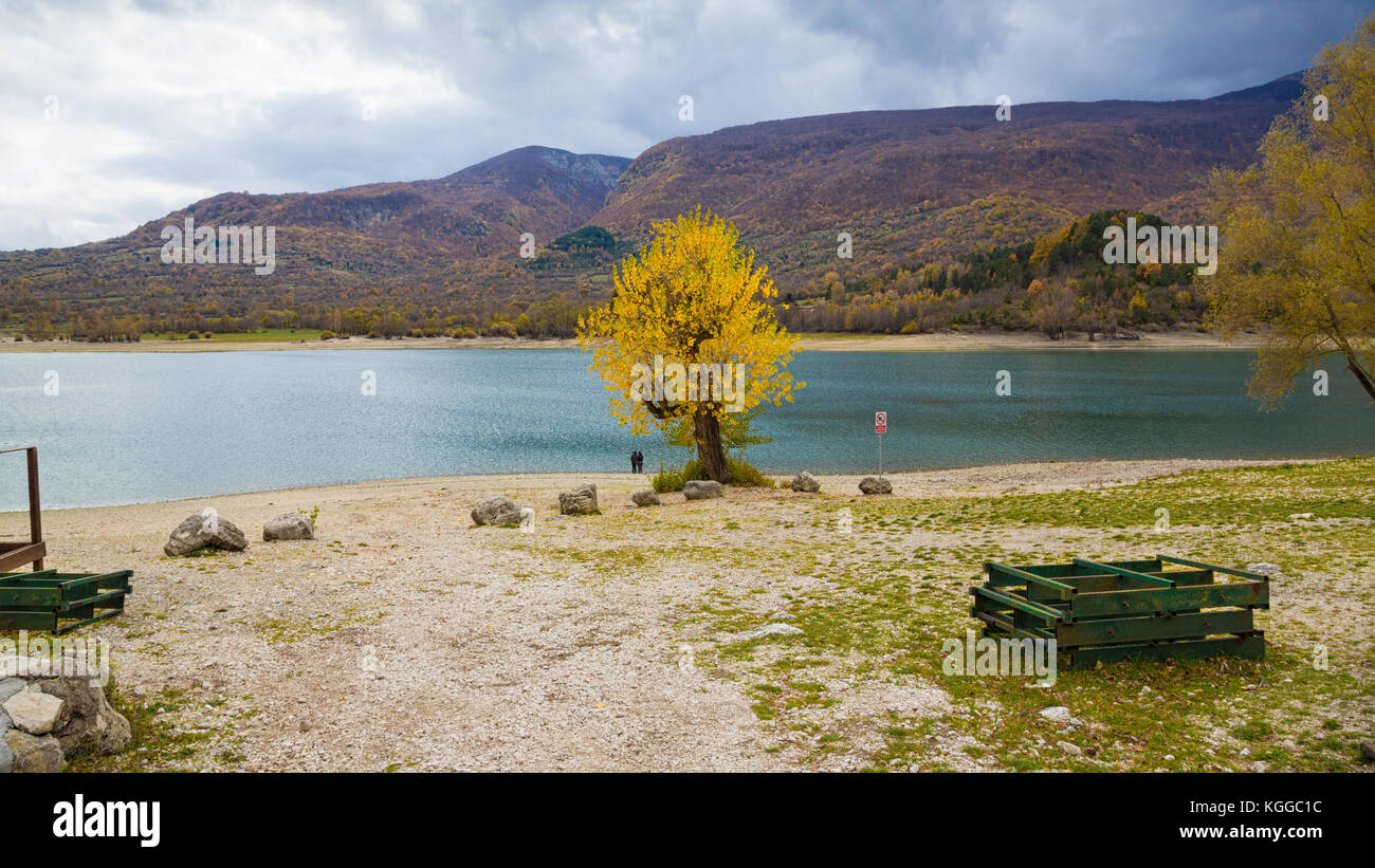 Il lago di Barrea (Abruzzo, Italia) autunno nel lago di Barrea e i