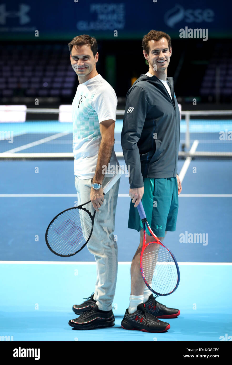 Roger Federer e Andy Murray in tribunale prima dell'Andy Murray Live Event presso la SSE Hydro di Glasgow. Foto Stock