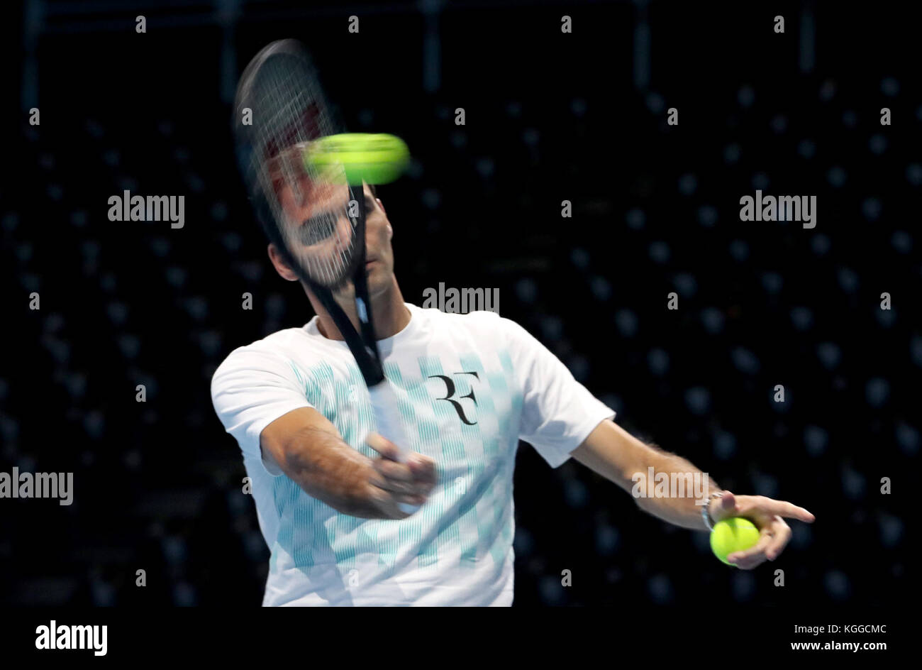 Roger Federer si scalda in tribunale prima dell'Andy Murray Live Event al SSE Hydro di Glasgow. Foto Stock