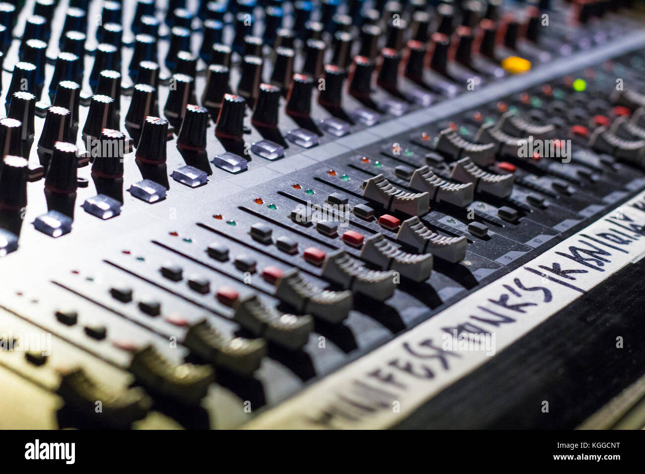 Scheda mixer utilizzato dal tecnico per regolare la qualità della musica. Foto Stock