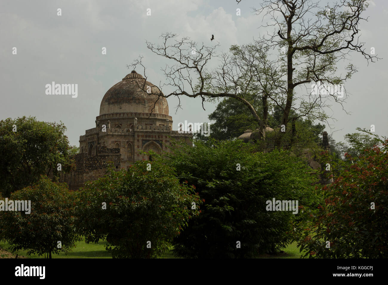 Bara Gumbad è un antico monumento situato nel giardino Lodhi di Delhi, India. Foto Stock