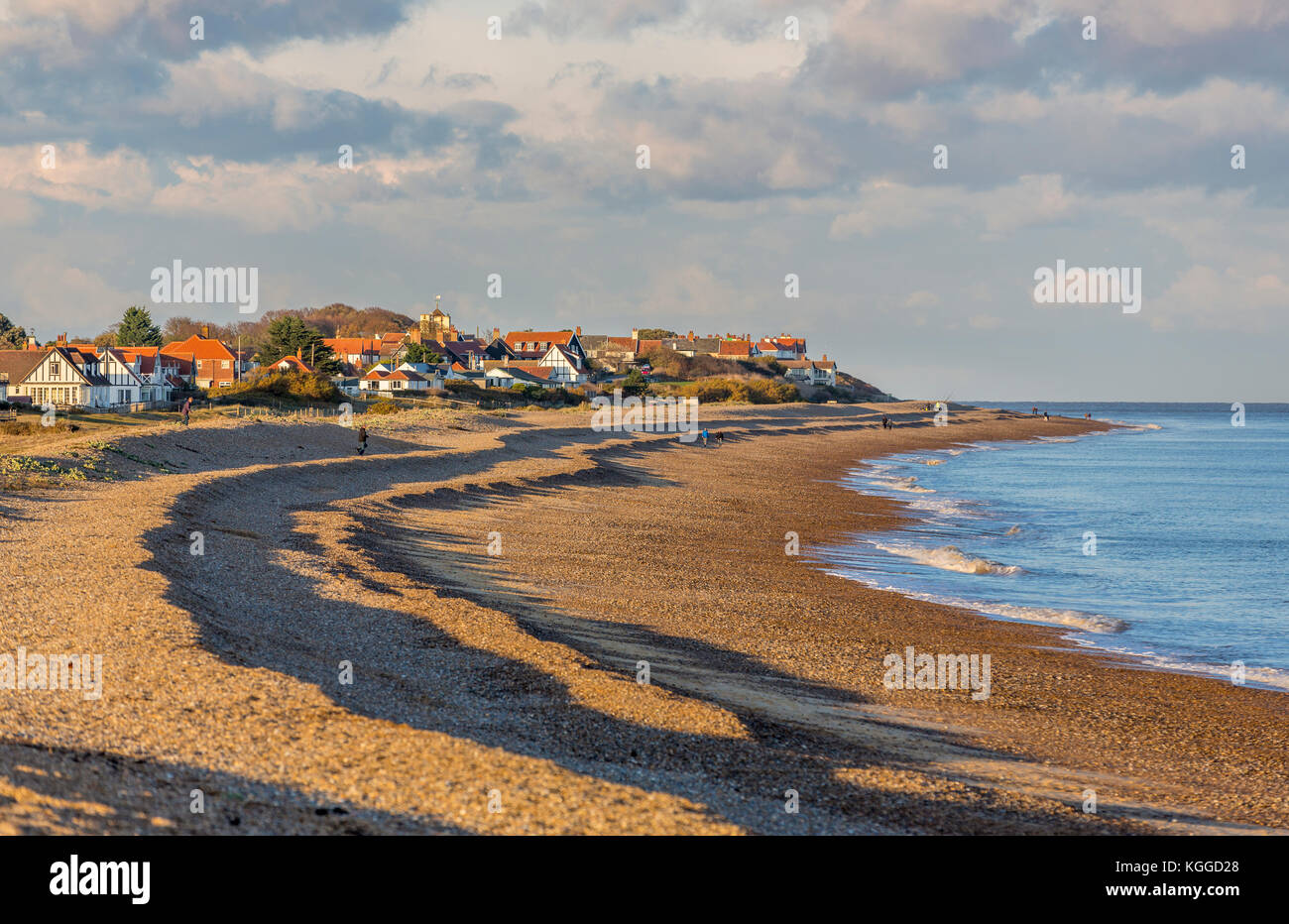 Thorpeness, Suffolk. Spiaggia a bassa marea nella luce della sera. Foto Stock