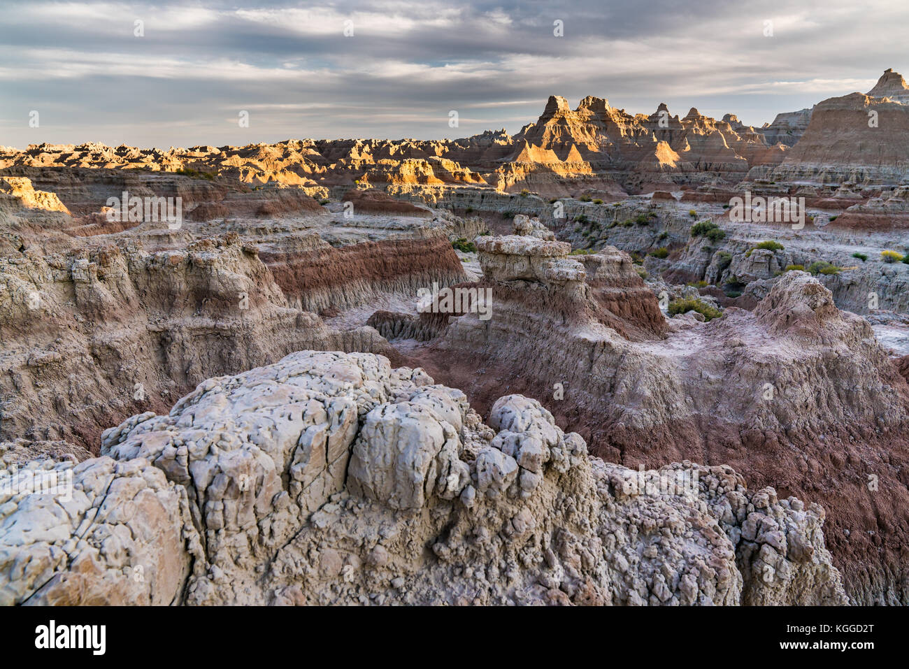 Tramonto lungo il sentiero porta al Parco nazionale Badlands, Dakota del Sud Foto Stock